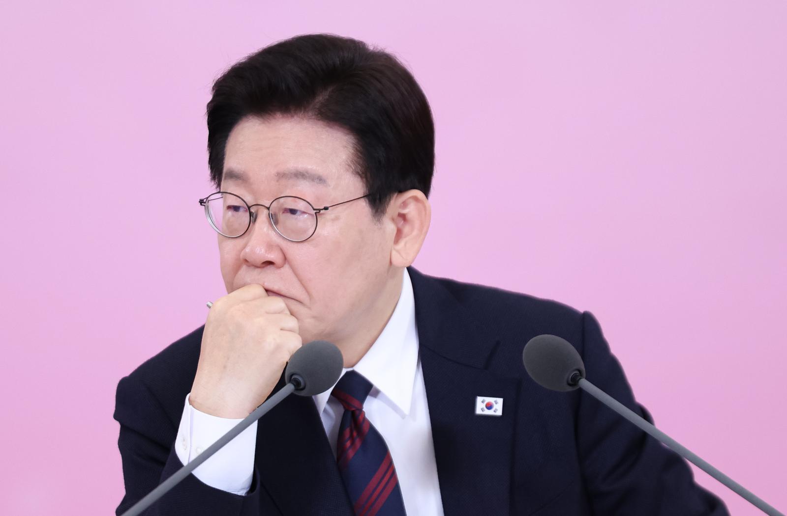 이재명 대통령이 19일 청와대에서 열린 경사노위 1기 출범 맞이 노동정책 토론회에서 참석자들의 발언을 경청하고 있다. 2026.3.19. 뉴스1