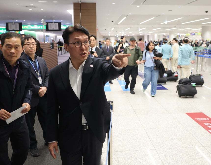 귀국한 총리, BTS 공연 안전부터…인천공항 직접 점검