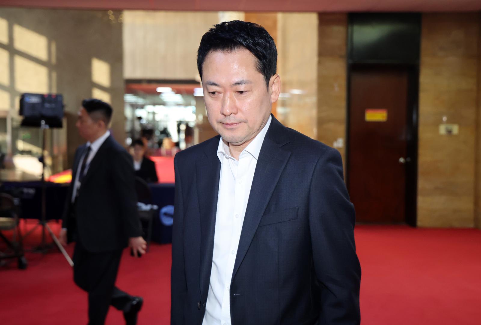 17일 오전 국민의힘 장동혁 대표가 당대표실로 출근하고 있다.