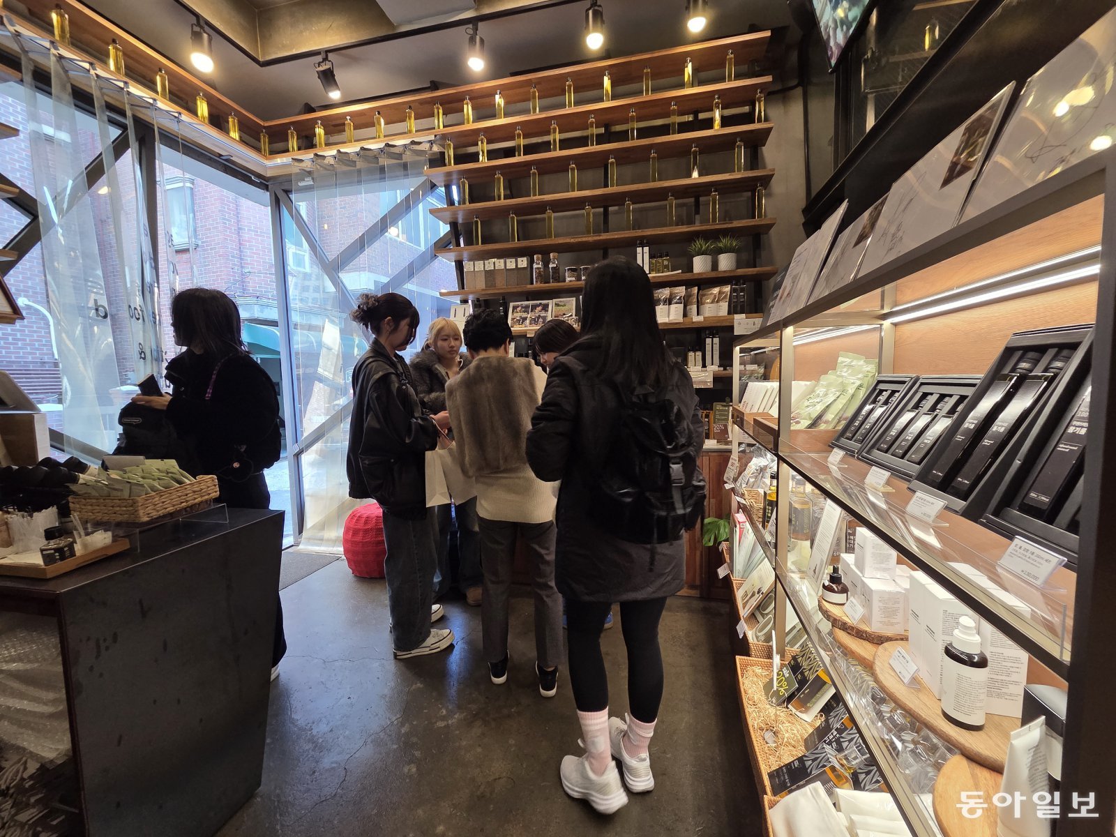 서울 중구 ‘쿠앤즈버킷’에서 관광객들이 들기름, 참기름 제품 들을 둘러보고 있다.<BR> 이설 기자 snow@donga.ocm