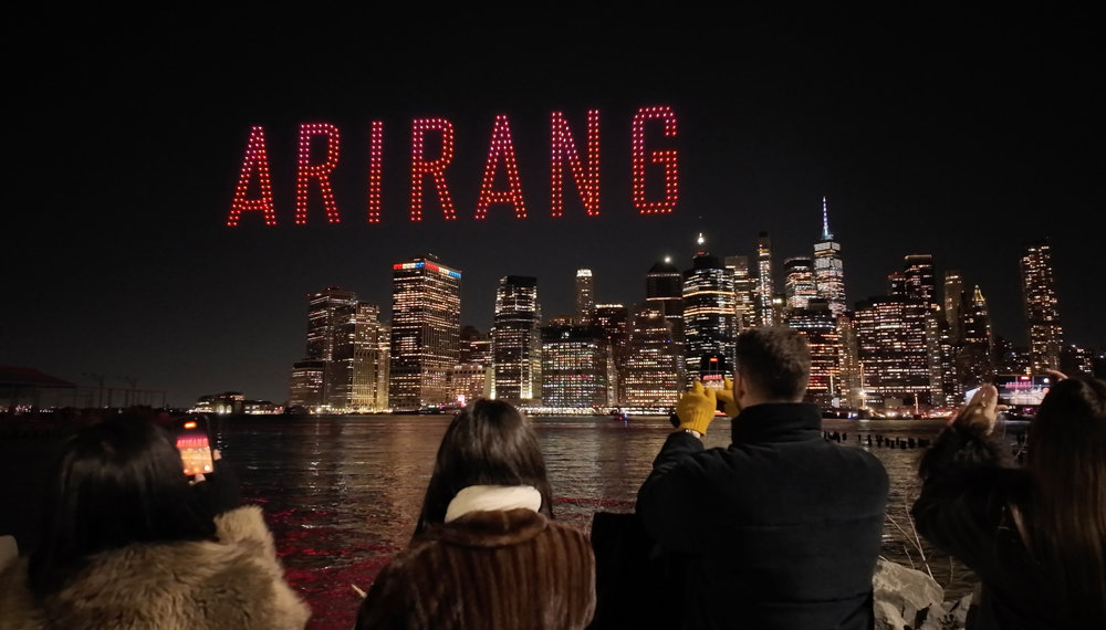 18일 오후 9시(현지 시간) 미국 뉴욕 브루클린 브리지 밤하늘에 수많은 드론들이 ‘ARIRANG’ 문구를 수놓았다. 하이브 레이블스 및 방탄TV 유튜브 화면 캡처