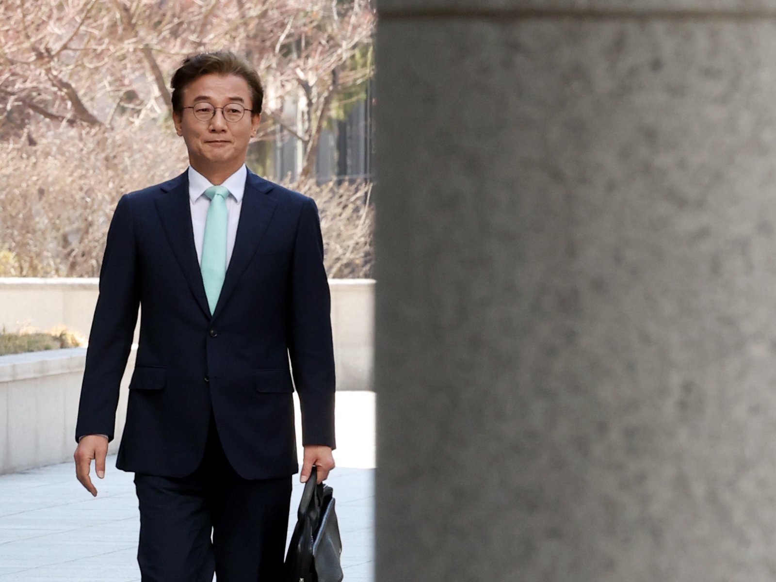 ‘통일교의 정교유착 비리 의혹’을 받고 있는 전재수 더불어민주당 의원이 19일 오전 서울 서초구 검·경 합동수사본부에 피의자 신분으로 출석하고 있다. 2026.3.19 뉴스1