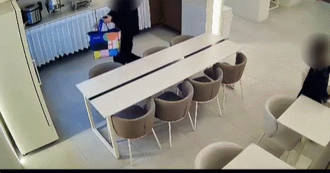 호텔에서 제공하는 음료수들을 가방에 쓸어담고 있는 남성. 호텔측 스레드 계정 캡처