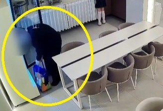 호텔에서 제공하는 음료수들을 가방에 쓸어담고 있는 남성. 호텔측 스레드 계정 캡처