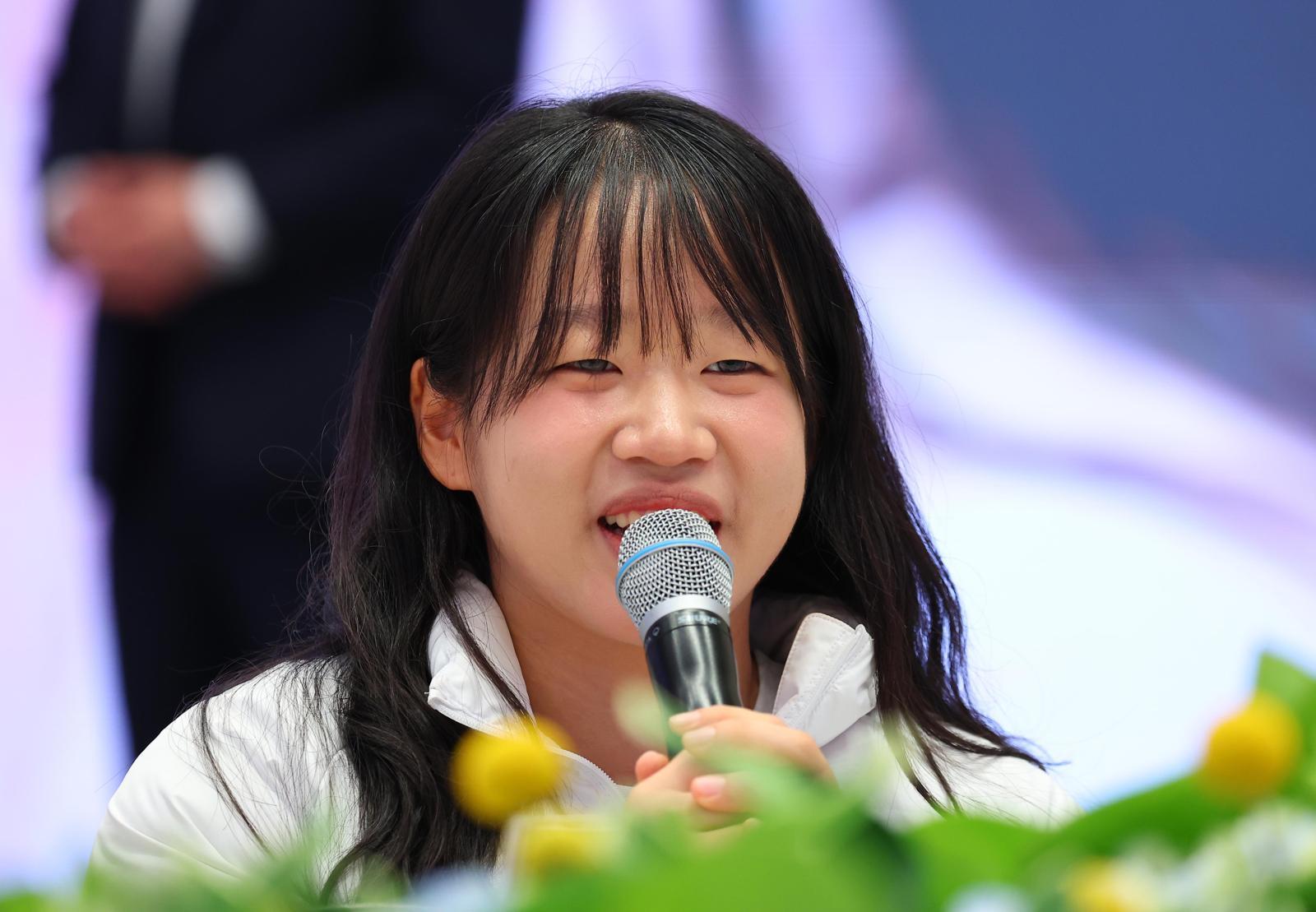 김윤지 선수가 20일 청와대 영빈관에서 열린 밀라노-코르티나 동계 패럴림픽 선수단 격려 오찬에서 선수 대표 발언을 하고 있다. 뉴시스