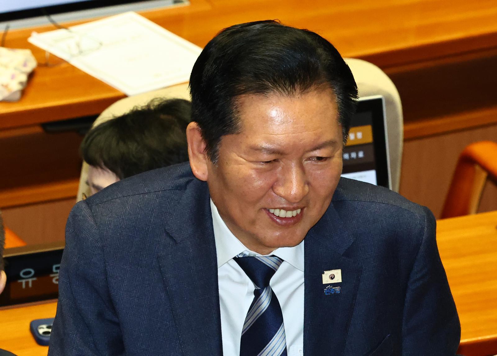 정청래 더불어민주당 대표가 20일 오후 서울 여의도 국회 본회의에서 공소청법 무제한토론 종결 동의의 건 투표를 마치고 의원들과 대화하고 있다. 뉴시스
