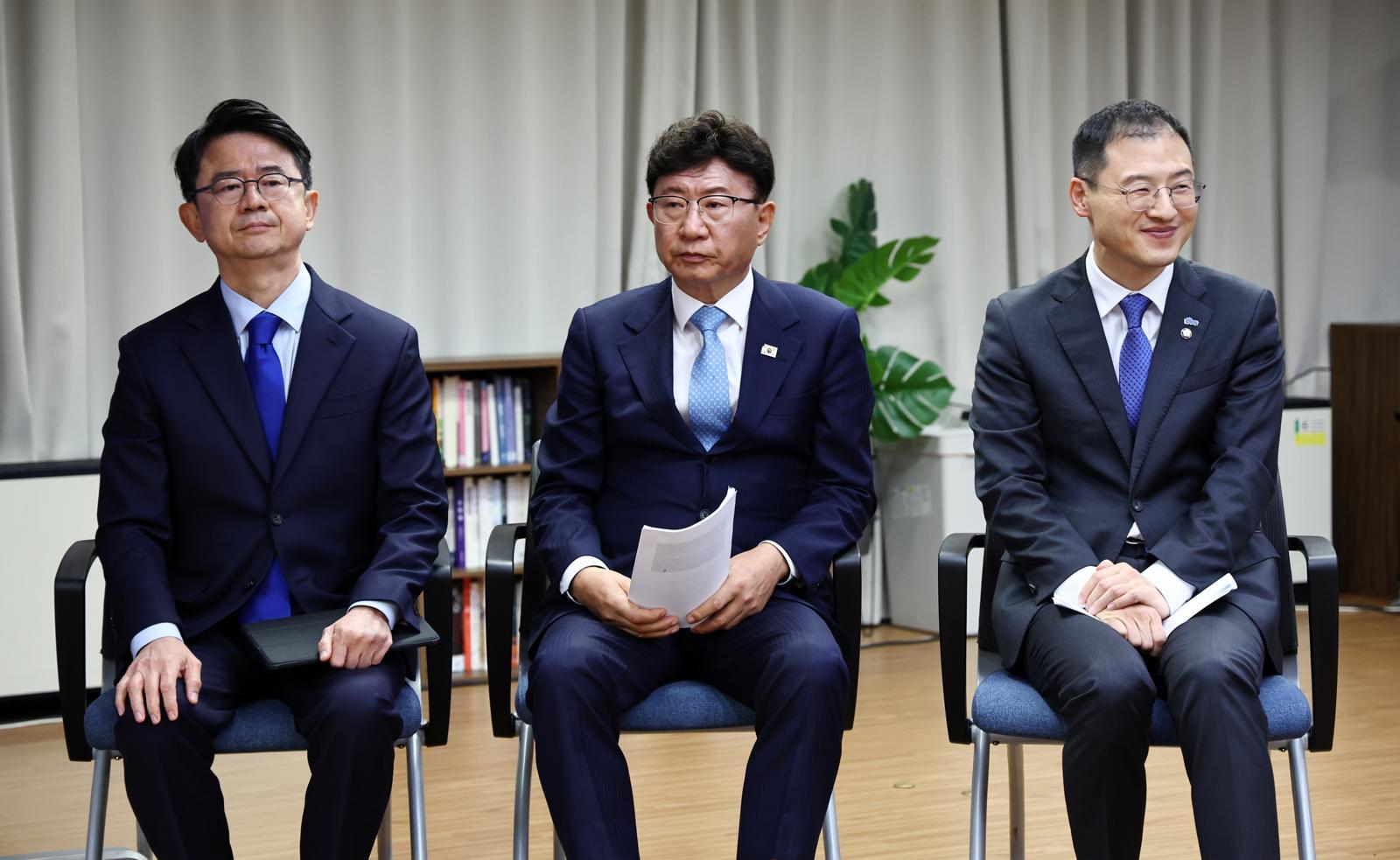 17일 오후 서울 여의도 더불어민주당 중앙당사에서 열린 민주당 울산광역시장 본경선 합동연설회에서 예비후보자들이 기념촬영하고 있다. 왼쪽부터 김상욱 국회의원, 소병호 중앙당 선거관리위원장, 이선호 전 청와대 자치발전비서관, 안재현 전 노무현재단 울산상임대표. 2026.03.17 [서울=뉴시스]