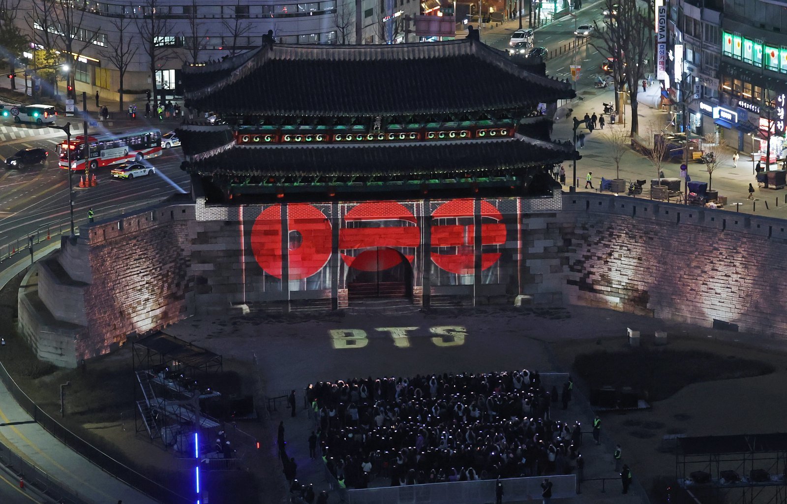 3년 9개월 만에 완전체로 컴백하는 방탄소년단(BTS)의 광화문 공연을 하루 앞둔 20일 오후 서울 중구 숭례문 외벽에 BTS 신보 ‘아리랑’(ARIRANG)을 주제로 한 미디어 파사드가 펼쳐지고 있다.   전세계 케이팝 팬들의 이목이 쏠린 ‘방탄소년단 더 컴백 라이브: 아리랑’은 오는 21일 저녁 8시 서울 종로구 광화문광장에서 막을 올린다. 2026.3.20 (서울=뉴스1)