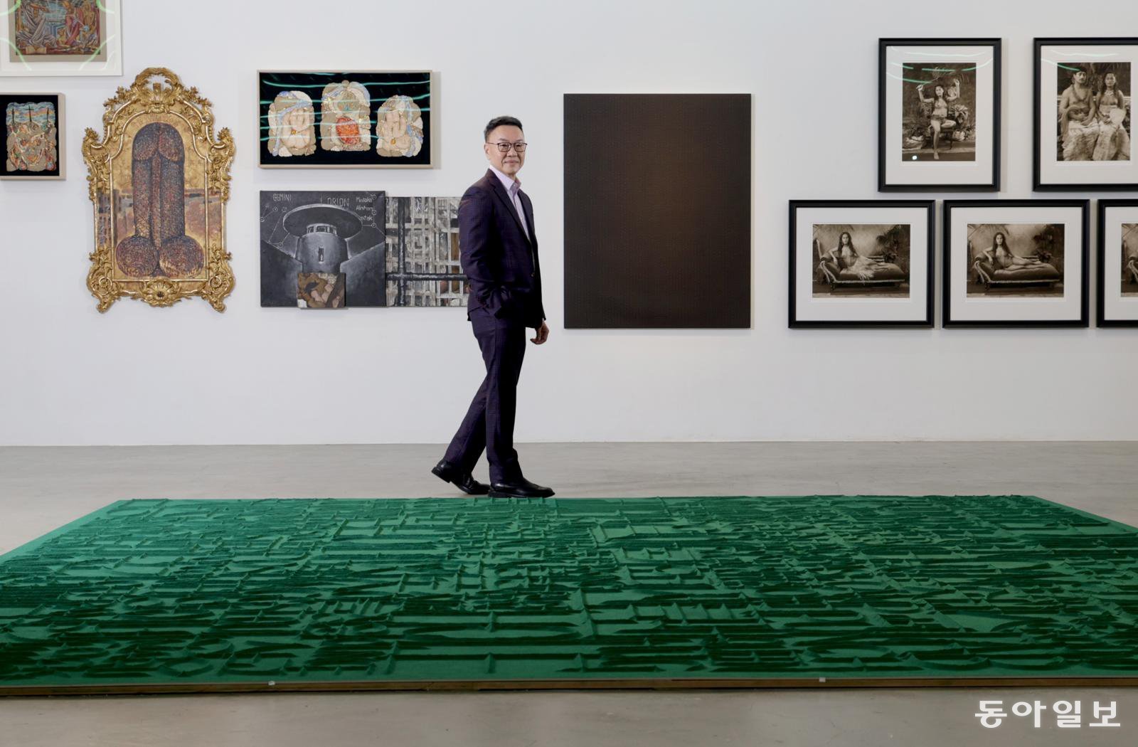 ‘스펙트로신테시스 서울’ 전시장에서 패트릭 선. 미술관 바닥에 놓인 작품은 오인환 작가가 향가루로 만든 ‘남자가 남자를 만나는 곳’. 변영욱 기자