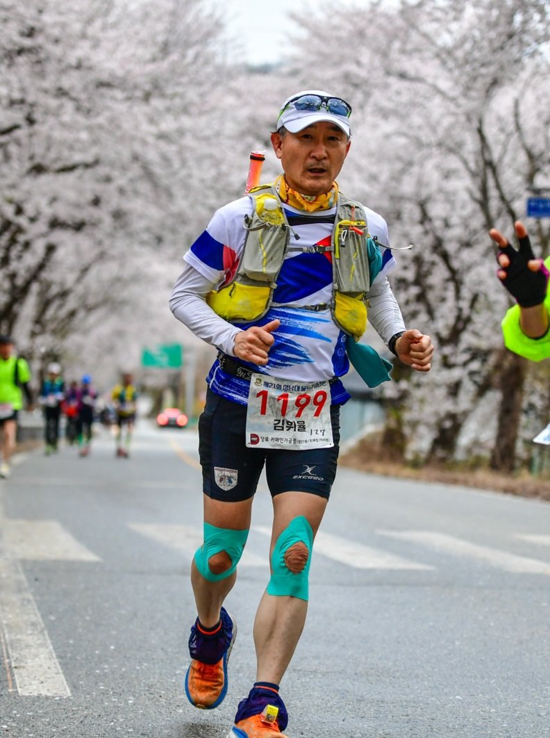 김휘율 교수가 지난해 4월 충북 청주에서 열린 청남대울트라마라톤 100km에 출전해 질주하고 있다. 2008년 10km 단축 마라톤 출전을 계기로 달리기에 빠진 김 교수는 주중 1회 혼자 달리고 금요일에 아이스하키, 토요일에 등산, 일요일에 마라톤 훈련이나 대회 출전이라는 루틴을 지키고 있다 .김휘율 교수 제공