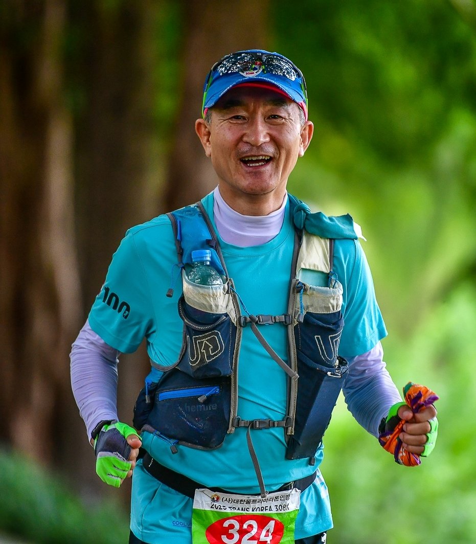 김휘율 교수가 지난해 한반도 횡단 308km에 출전해 즐겁게 달리고 있다. 김휘율 교수 제공