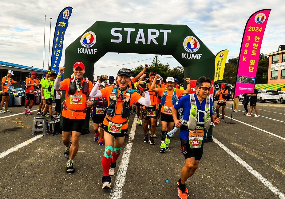 김휘율 교수(앞 가운데)가 2024년 열린 한반도 횡단 308 km에 참가해 힘차게 출발하고 있다. 김휘율 교수 제공