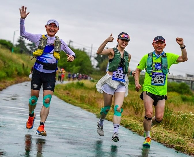 김휘율 교수(왼쪽)가 딸 선경 씨(가운데), 형 치율 씨와 함께 지난해 6월 울산 태화강울트라마라톤대회 100km에서 즐겁게 질주하고 있다. 김휘율 교수 제공