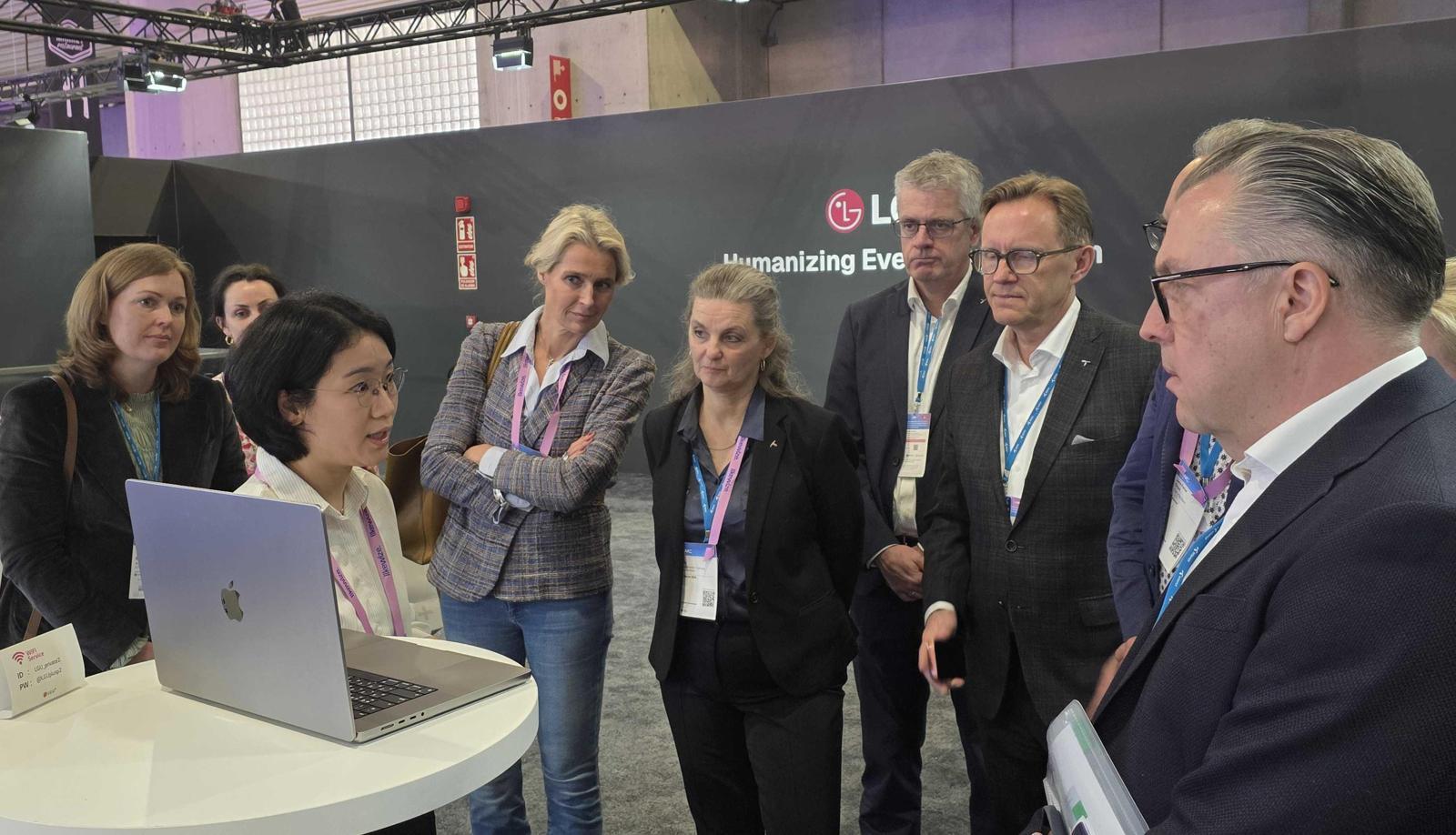 장 대표가 이달 초 스페인에서 열린 모바일 월드 콩그레스(MWC)에서 자사 서비스를 설명하는 모습. 장 대표는 “독특한 기술이다 보니 협업 요청이 너무 많아 국가별 순서를 정해야 할 정도”라고 했다. 페어리테크 제공