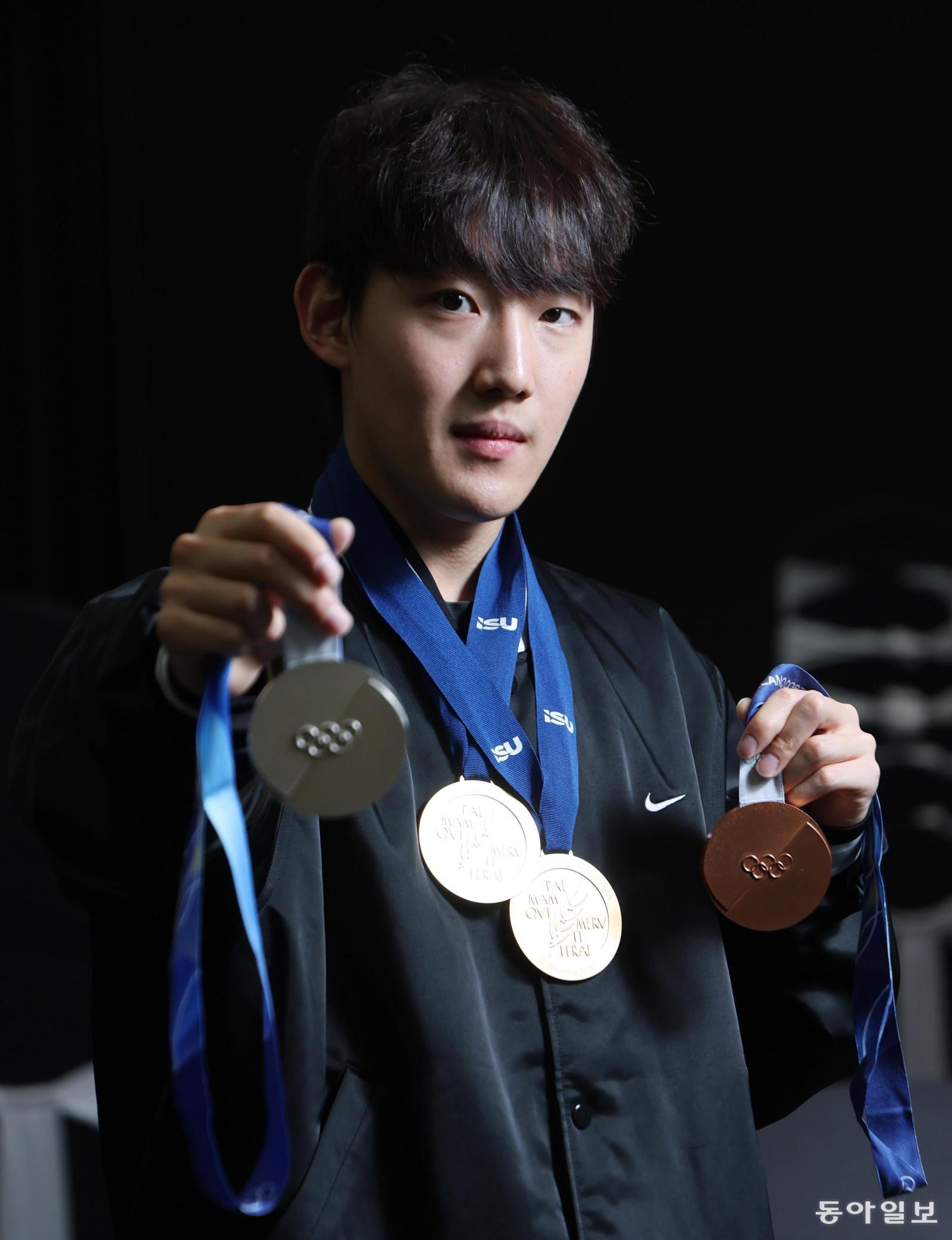임종언이 20일 서울 송파구 올림픽파크텔에서 세계선수권대회 금메달 2개를 목에 건 채 2026 밀라노-코르티나담페초 겨울올림픽에서 딴 은, 동메달을 들어 보였다.
신원건 기자 laputa@donga.com