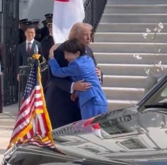 도널드 트럼프 미국 대통령(왼쪽)과 다카이치 사나에 일본 총리가 19일(현지 시간) 워싱턴 백악관에서 포옹하고 있다. 사진 출처 백악관 X