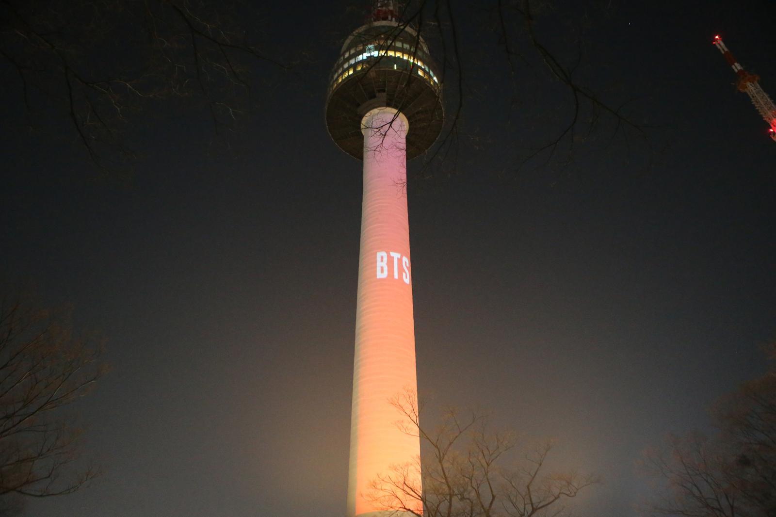 BTS 컴백 공연을 하루 앞둔 20일 밤, 남산타워 일대에 라이트쇼가 펼쳐지며 도심이 축제 분위기로 물들고 있다. 최강주 기자 gamja822@donga.com