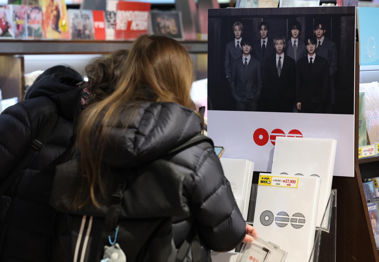 20일 오후 서울 종로구 교보문고 광화문점에서 고객이 방탄소년단(BTS) 5집 앨범 ‘아리랑’을 살펴보고 있다. 2026.03.20. 서울=뉴시스