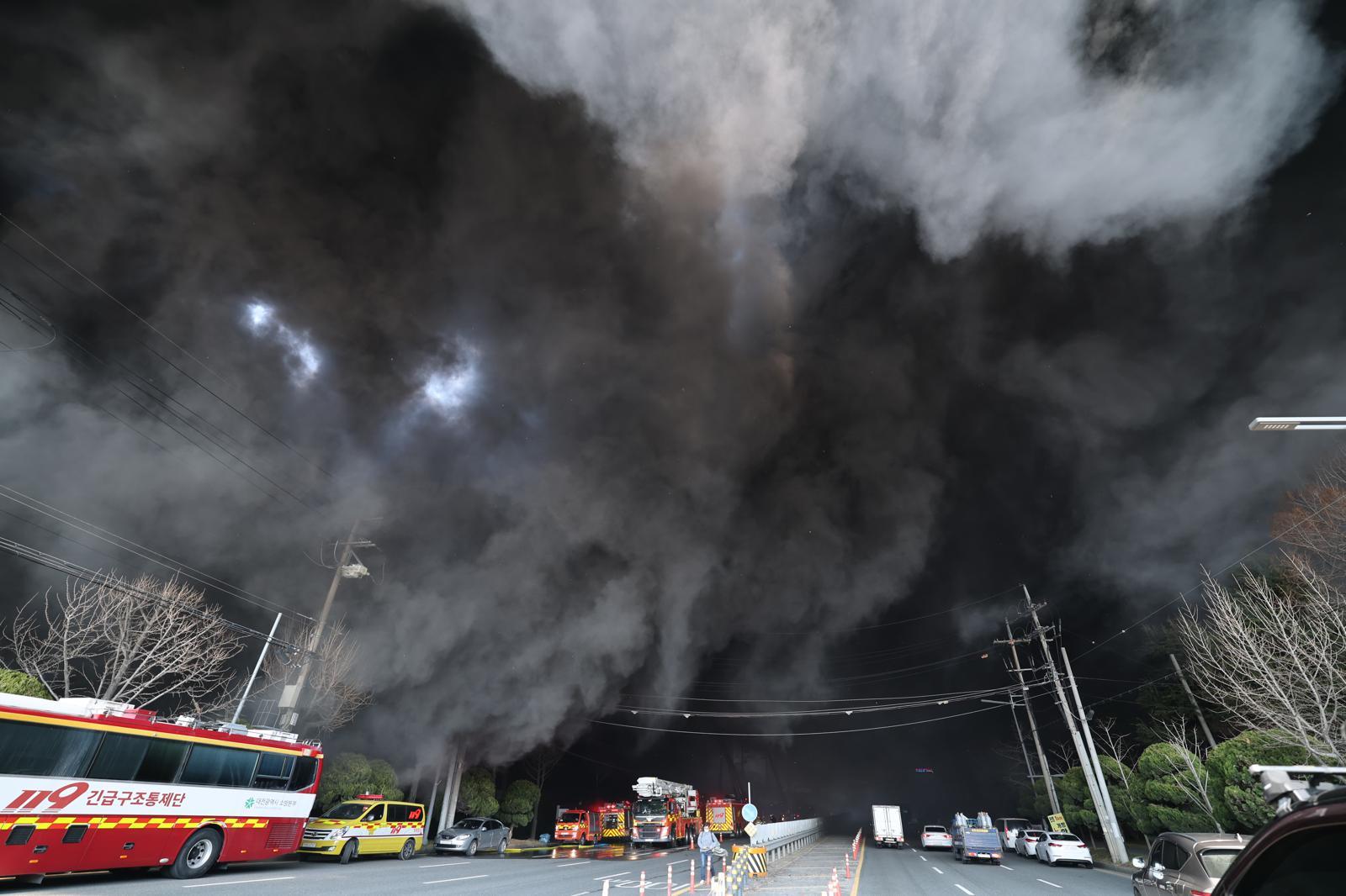 대전 공장 화재 사망자 10명으로… 실종 4명 수색 중