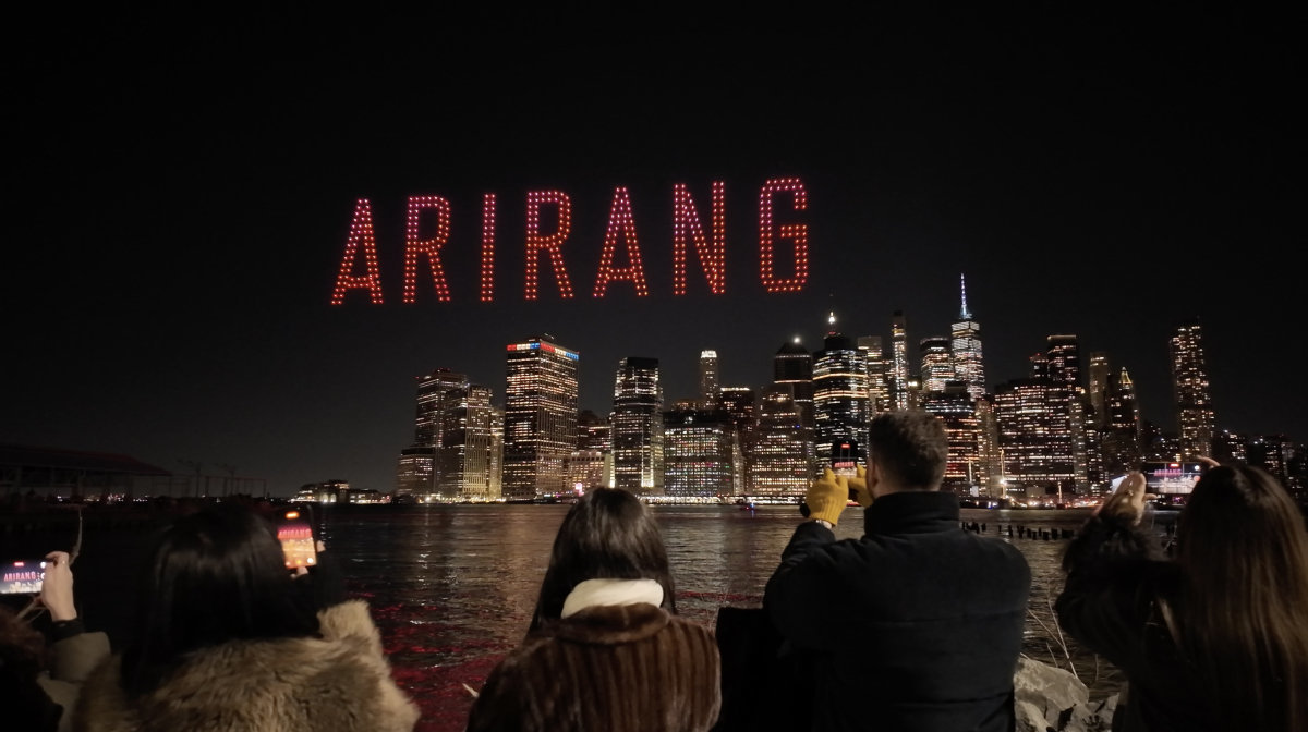 3월 18일(현지 시간) 미국 뉴욕 브루클린 브리지 상공에서 BTS 컴백을 기념하며 수많은 드론이 ‘ARIRANG(아리랑)’ 글씨를 형상화한 드론쇼가 진행되고 있다. 하이브 레이블스 및 방탄TV 유튜브 화면 캡처