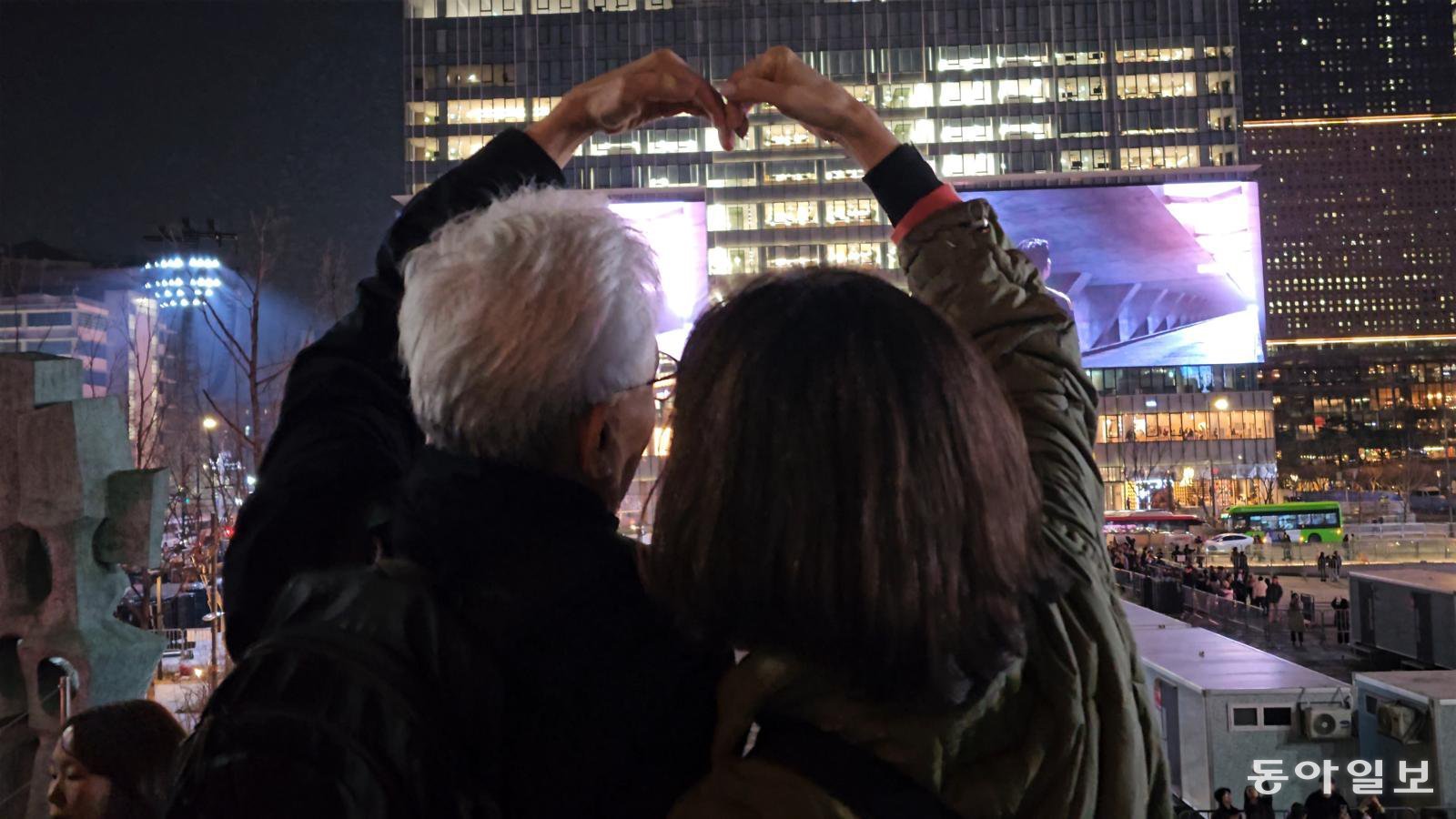 공연 전날 밤인 20일 서울 광화문 일대를 찾은 이경희 씨(60)와 박태수 씨(64) 부부. 정동진 기자 haedoji@donga.com