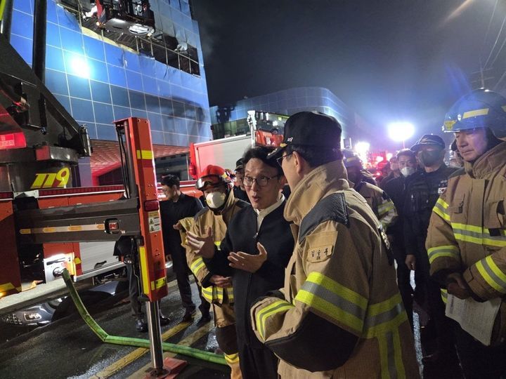 대전 화재 현장 다시 찾은 金총리 “실종자 수색에 최선”