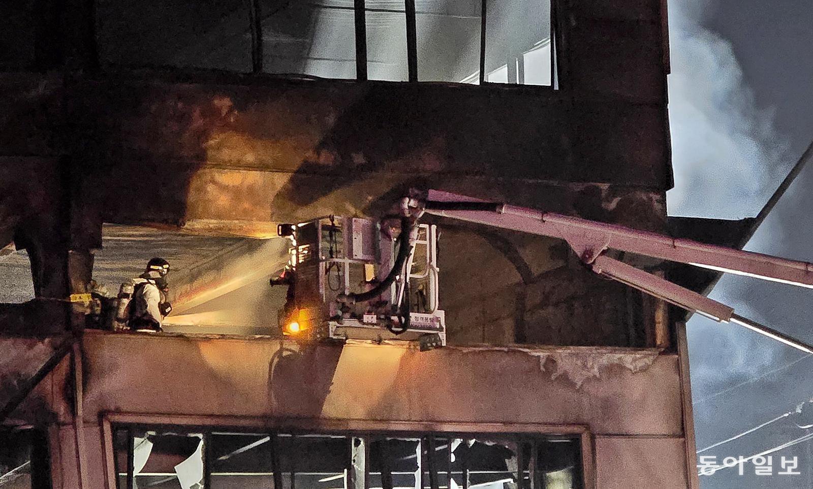 21일 새벽 대전 대덕구 자동차 부품 제조 공장 화재 현장에서 소방과 경찰 관계자가 내부 수색을 벌이고 있다. 이날 기준 실종자 14명 가운데 10명이 숨진 채 발견됐다. 김태영 기자 live@donga.c0m