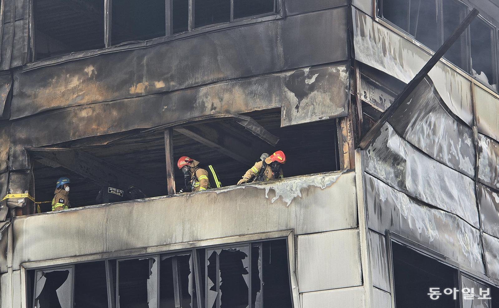 21일 오전 대전 대덕구 자동차 부품 제조 공장 화재 현장에서 소방과 경찰 관계자가 내부 수색을 벌이고 있다. 이날 기준 실종자 14명 가운데 10명이 숨진 채 발견됐다. 김태영 기자 live@donga.c0m