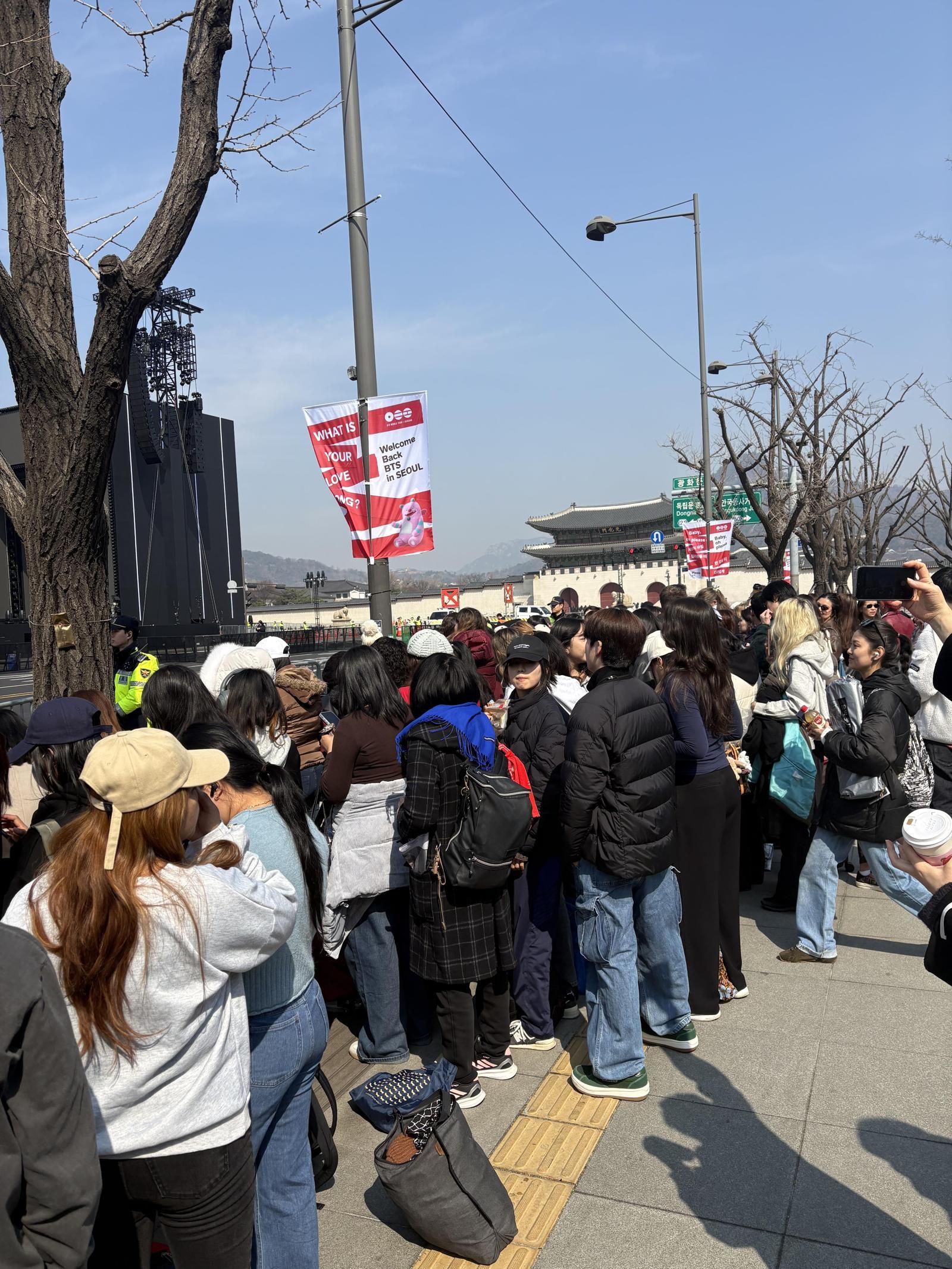 21일 오전 서울 광화문광장에서 BTS 컴백 공연을 기다리는 팬들이 이른 시간부터 자리를 잡고 공연 시작을 기다리고 있다. 황수영 기자 ghkdtndud119@donga.com