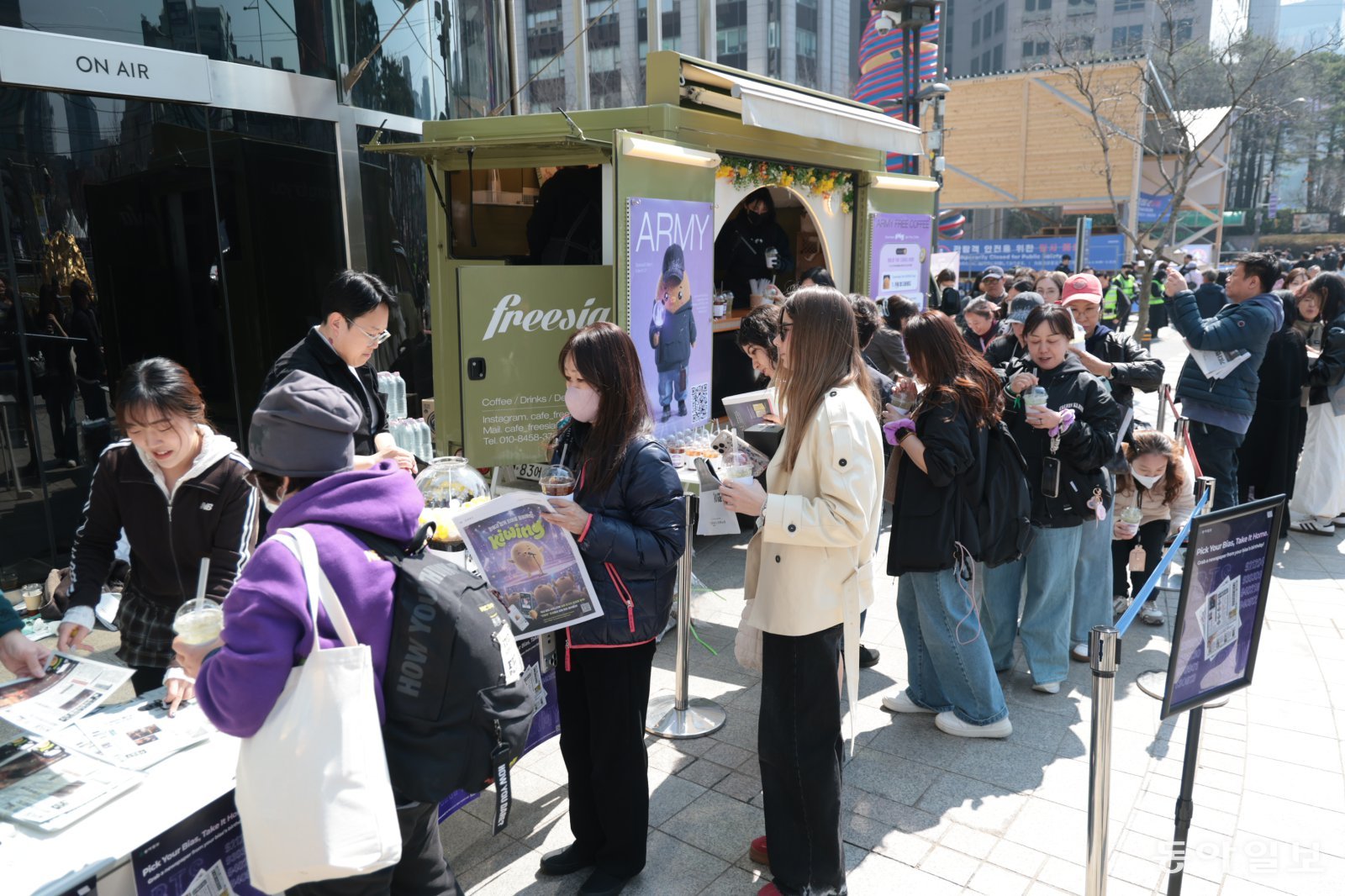 BTS 광화문 공연이 예정된 21일 오전 서울 종로구 동아미디어센터 앞에서 BTS 팬들이 본보 특별판을 받기 위해 긴 줄을 서고 있다. 박형기 기자 oneshot@donga.com