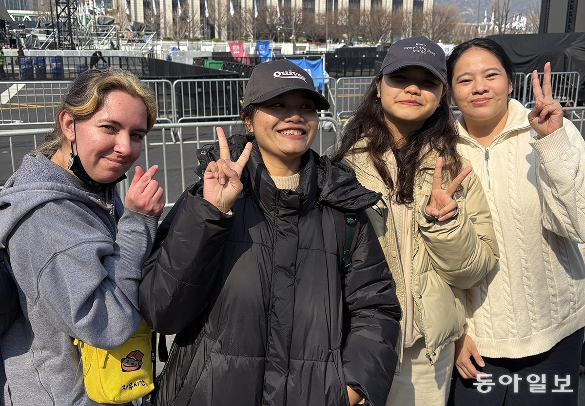 21일 오전 서울 광화문광장에서 방탄소년단(BTS) 컴백 공연을 앞두고 팬들이 모여 이야기를 나누고 있다. 왼쪽부터 미국 헤더 씨, 오른쪽에서 두 번째 미얀마 푸 씨, 맨 오른쪽 필리핀 캐롤라인 씨. 황수영 기자 ghkdtndud119@donga.com