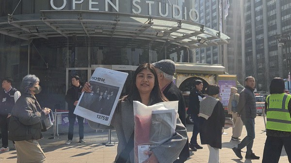 멕시코에서 온 아나 레티시아 씨(28)가 동아일보 특별판을 들고 기뻐하고 있다. 이다겸 기자 gyeom@donga.com