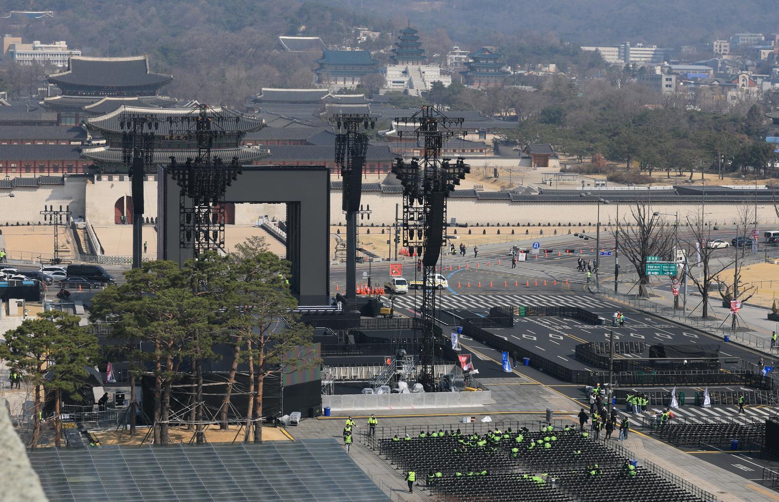 BTS 광화문 공연 오픈형 큐브 무대