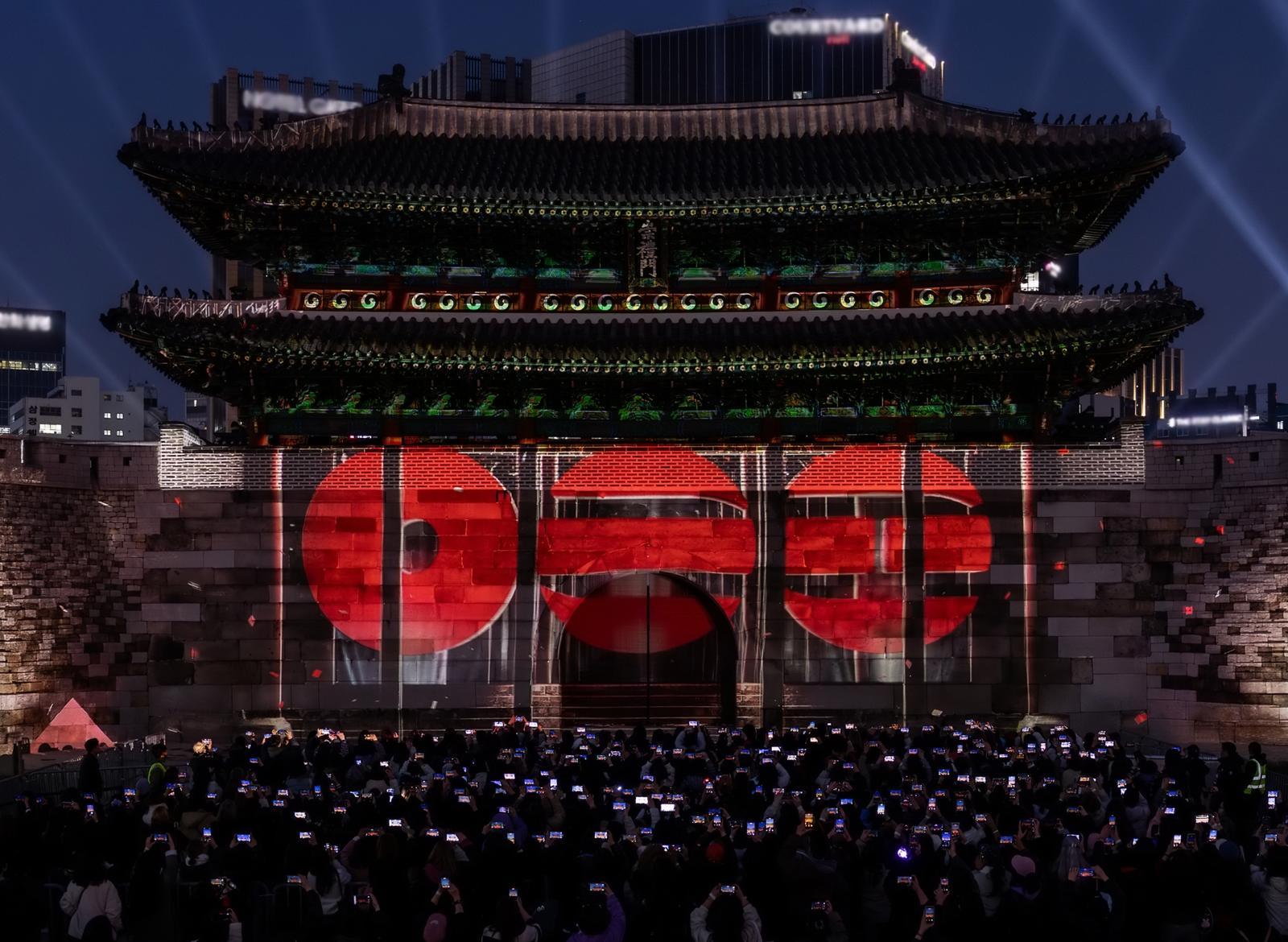 20일 저녁 서울 숭례문에 BTS의 새 앨범 ‘아리랑’ 로고가 송출되고 있다. 빅히트뮤직 제공