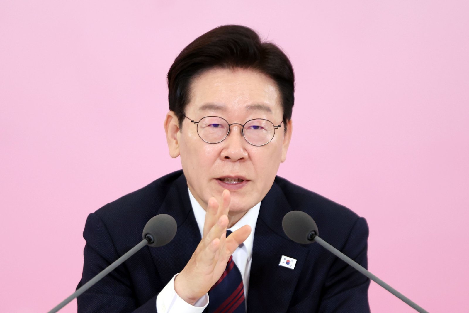 이재명 대통령이 19일 청와대에서 열린 ‘새 정부 경사노위 제1기 출범을 맞이하여 대통령과 함께하는 노동정책 토론회’에서 발언하고 있다. 청와대통신사진기자단