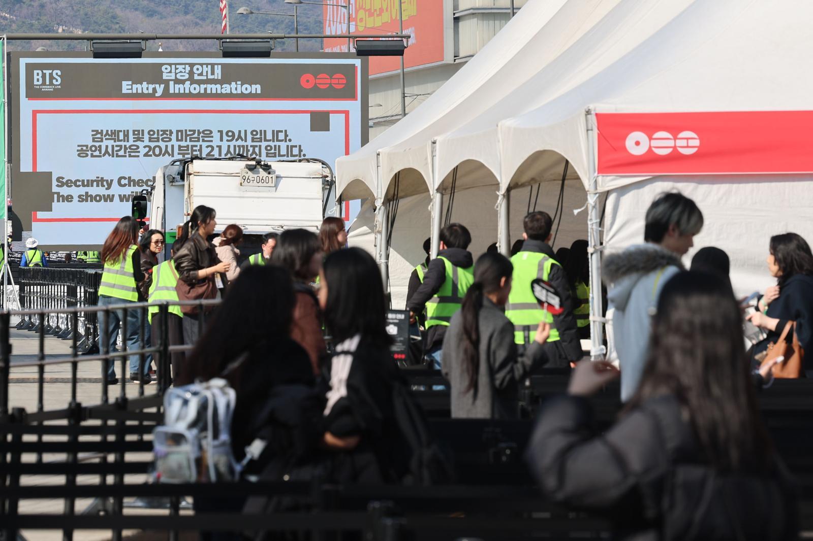 BTS 컴백 공연 광화문 인파