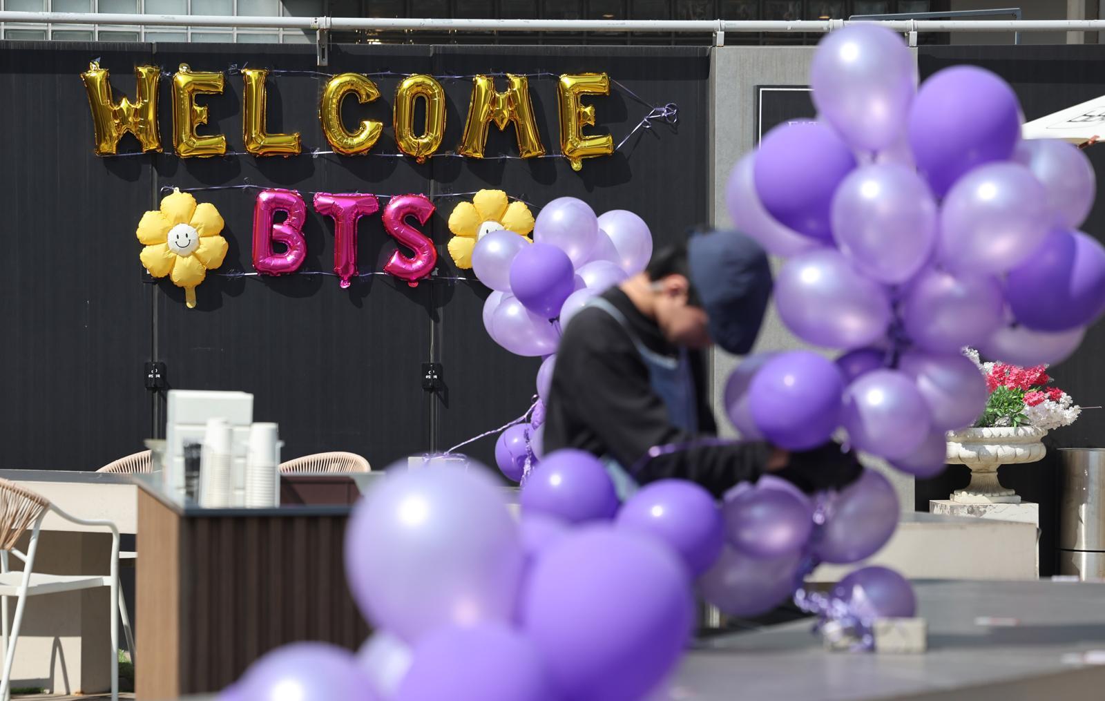 방탄소년단(BTS) 컴백 공연이 열리는 21일 서울 종로구 광화문광장 인근 매장에서 직원이 보라색 풍선과 리본으로 매장을 장식하며 아미(BTS 팬덤)들을 맞을 준비를 하고 있다. 뉴스1