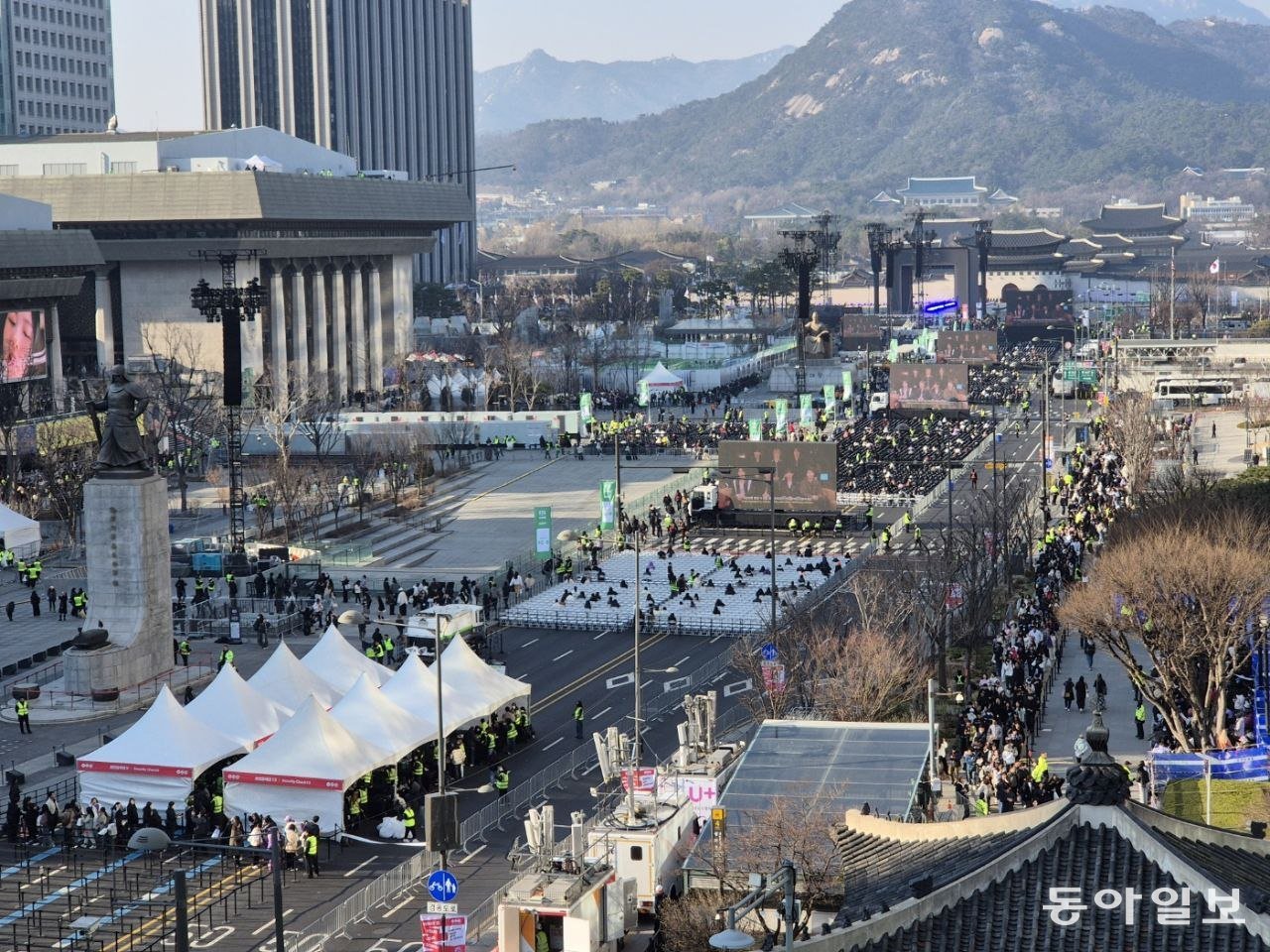 21일 방탄소년단(BTS)의 컴백 공연이 열리는 서울 종로구 광화문 광장 주변 도로가 통제되고 있다. 이한결 기자 always@donga.com
