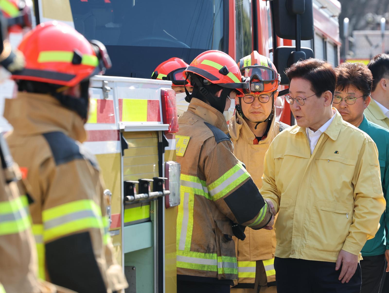 이재명 대통령이 21일 대형 화재로 인명피해가 발생한 대전 대덕구 자동차 부품 제조 공장을 찾아 피해 상황을 살펴보고 있다. 2026.03.21 사진공동취재단