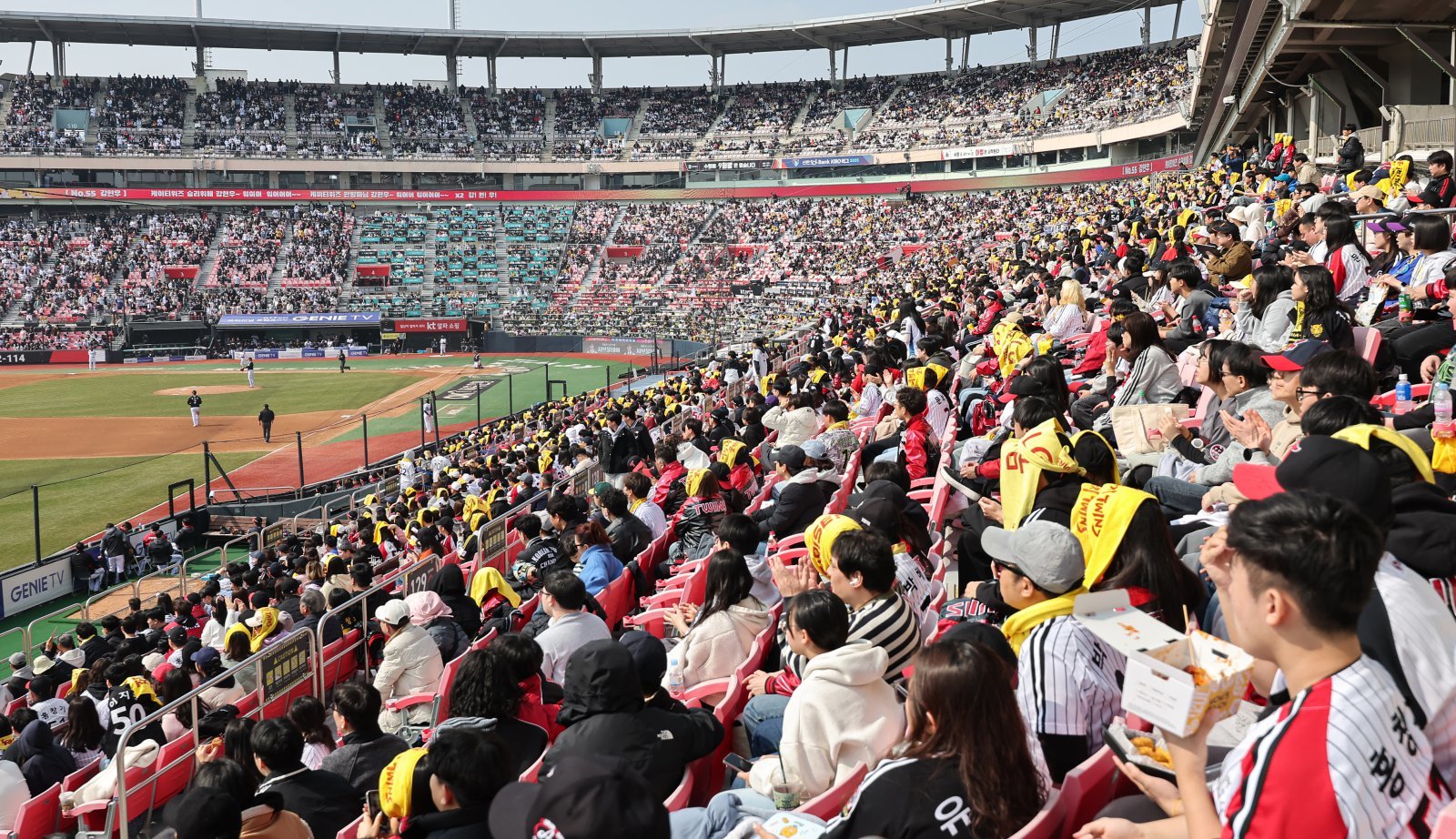 올해도 ‘흥행 대박’ 예감…프로야구 시범경기 1일 최다 ‘8만 42명’ 입장