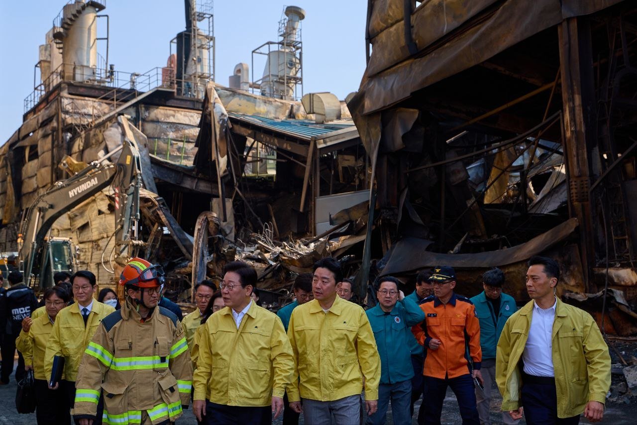 이재명 대통령이 21일 대전 대덕구 안전공업 건물의 대형 화재 현장을 찾아 피해 상황을 살펴보고 있다. 청와대 제공