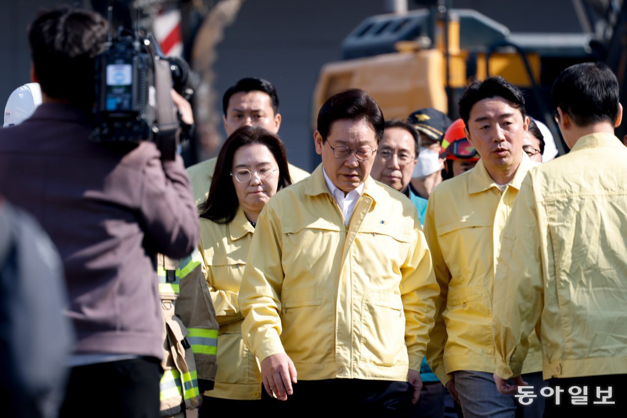 이재명 대통령이 21일 대형 화재로 인명피해가 발생한 대전 대덕구 자동차 부품 제조 공장을 현장 찾아 피해 상황을 살피고 있다. 대전=장승윤 기자 tomato99@donga.com