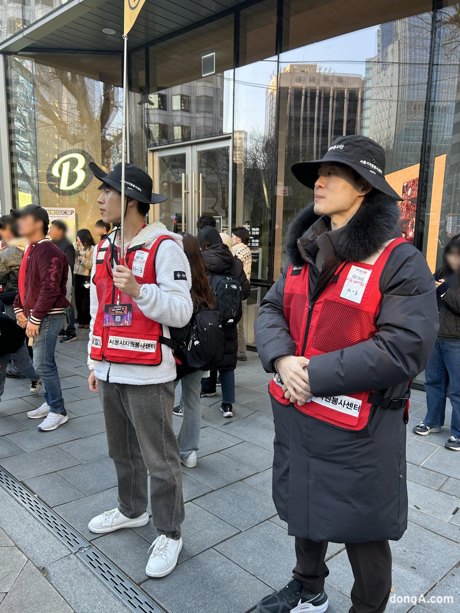 광화문 일대에서 자원봉사 안전요원들이 관람객 안내와 현장 관리를 위해 대기하고 있다. 김수연 기자 xunnio410@donga.com