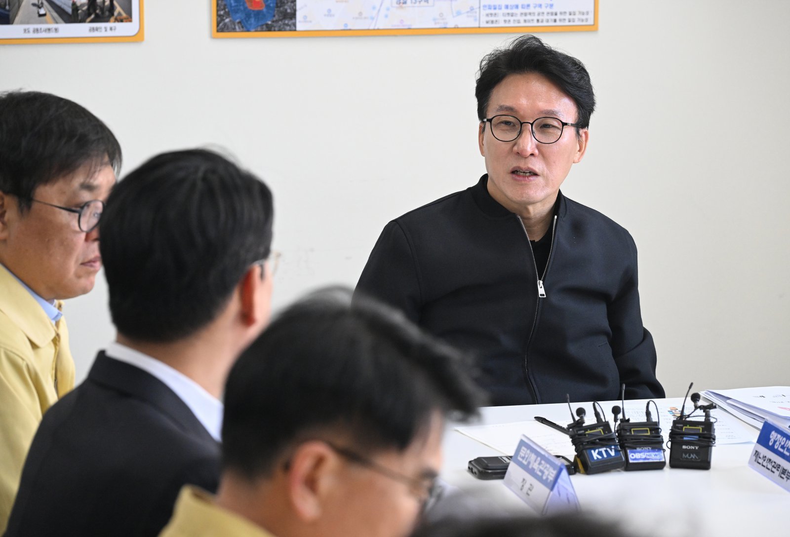 김민석 국무총리가 21일 서울 종로구 세종문화회관에 마련된 BTS 컴백 공연 통합현장본부에서 안전관리 대책 등 현황을 점검하고 있다. 뉴시스