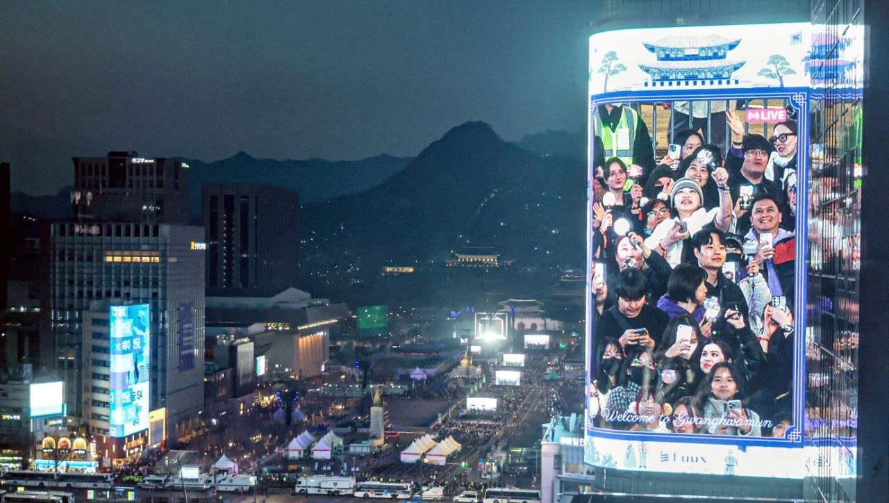 방탄소년단(BTS)의 컴백 공연 ‘BTS 컴백 라이브: ARIRANG(아리랑)’ 공연을 30여 분을 앞두고 21일 오후 국내 최대 규모의 미디어 사이니지인 ‘룩스(LUUX)’에서 ‘라이브포토 위드 아미’ 라이브 영상이 송출되고 있다. 홍진환 기자 jean@donga.com