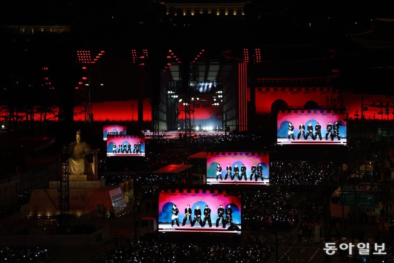 21일 오후 서울 광화문 광장 일대에서 방탄소년단(BTS)의 컴백 공연 ‘BTS 컴백 라이브: ARIRANG(아리랑)’이 펼쳐지고 있다. 이한결 기자 always@donga.com