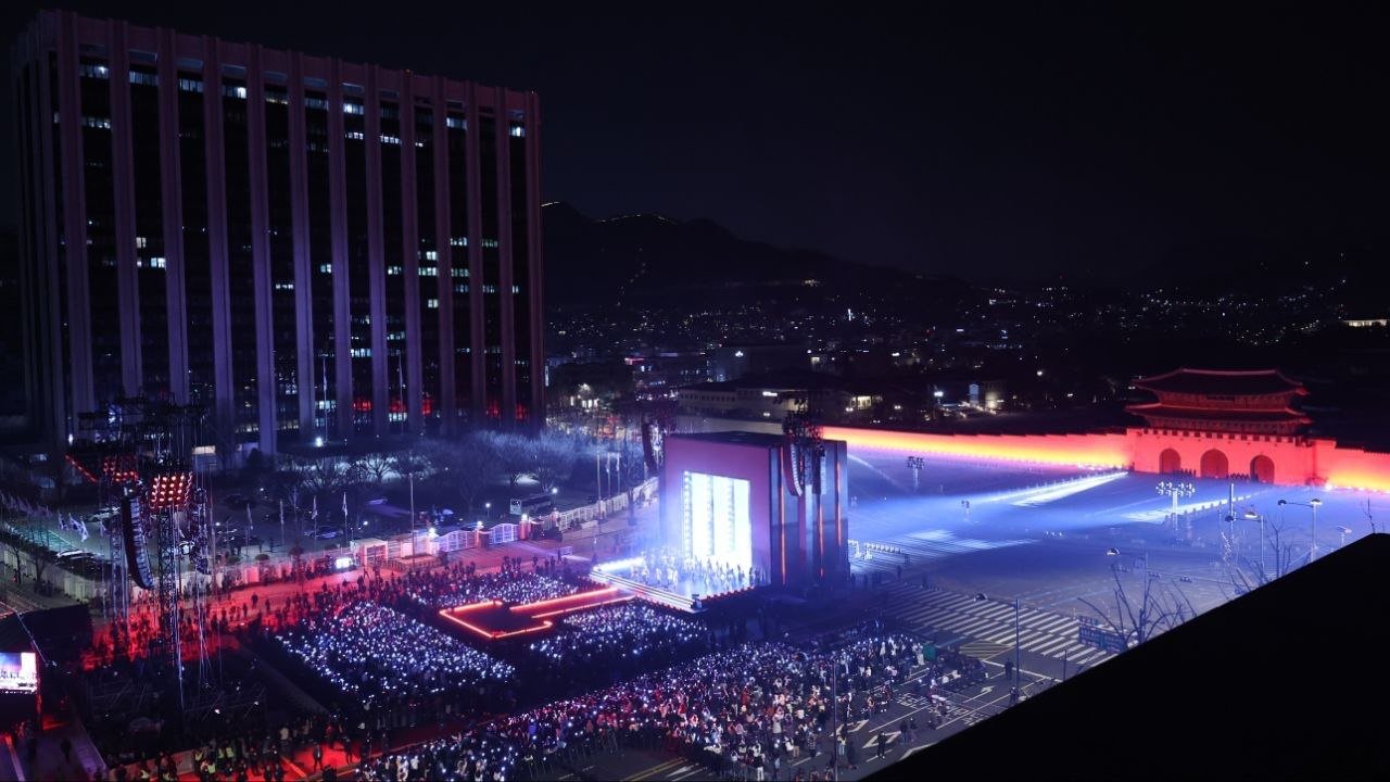 방탄소년단(BTS)이 21일 서울 광화문광장에서 컴백 기념 공연인 ‘BTS 컴백 라이브: 아리랑’을 펼치고 있다. 사진공동취재단