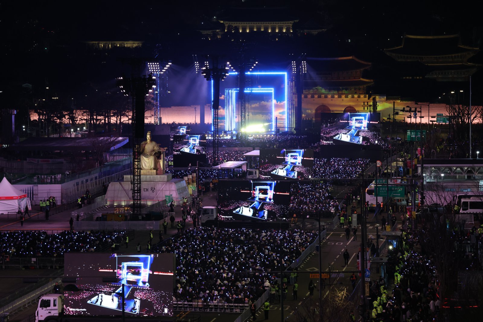 방탄소년단(BTS)이 21일 서울 광화문광장에서 컴백 기념 공연인 ‘BTS 컴백 라이브: 아리랑’을 펼치고 있다. 사진공동취재단