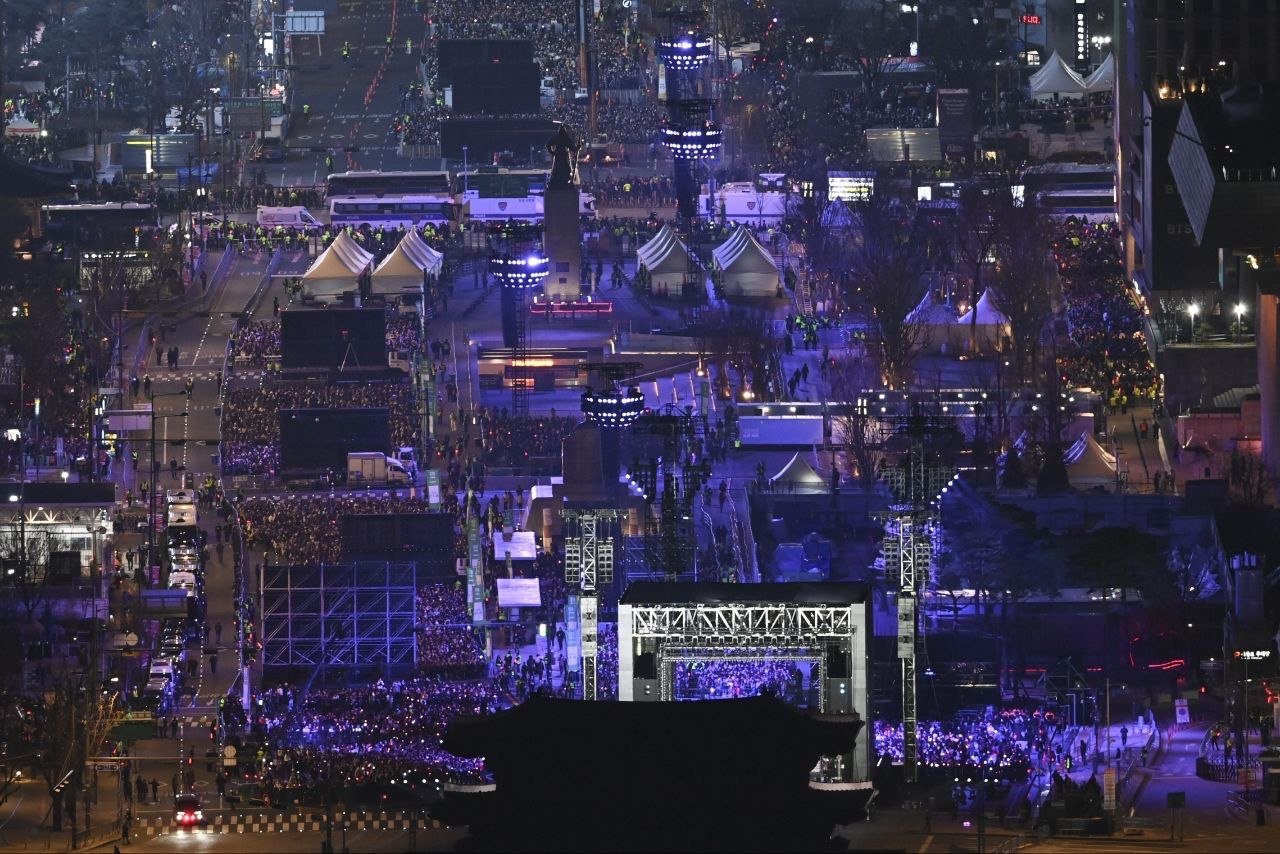 3년 9개월 만에 완전체로 복귀하는 방탄소년단(BTS)의 ‘BTS 컴백 라이브: ARIRANG’ 공연이 21일 서울 광화문광장 일대에서 펼쳐지고 있다. 이번 공연은 세계 190개국에 생중계된다. 사진공동취재단