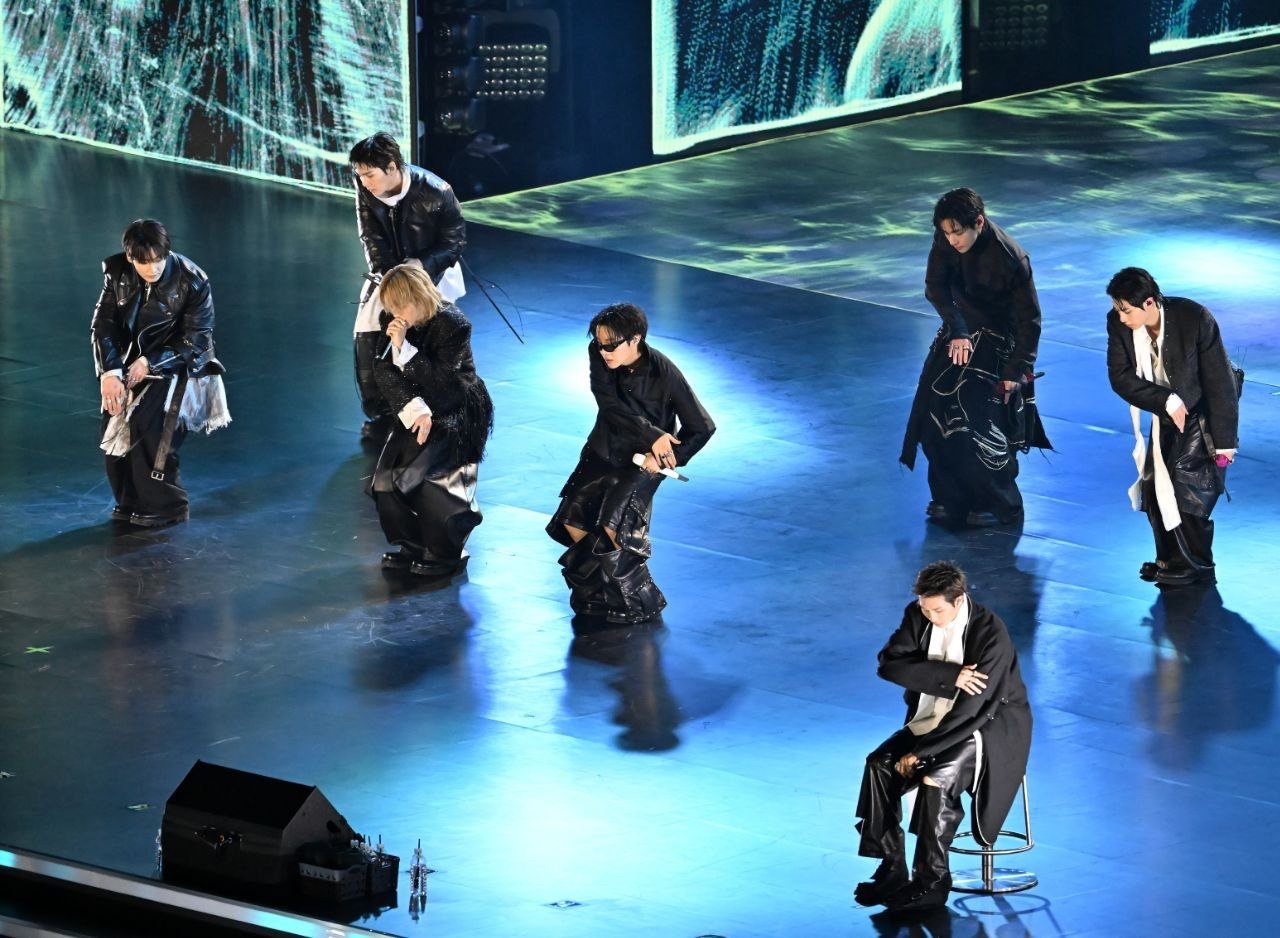 3년 9개월 만에 완전체로 복귀하는 방탄소년단(BTS)의 ‘BTS 컴백 라이브: ARIRANG’ 공연이 21일 서울 광화문광장 일대에서 펼쳐지고 있다. 이번 공연은 세계 190개국에 생중계된다. 사진공동취재단